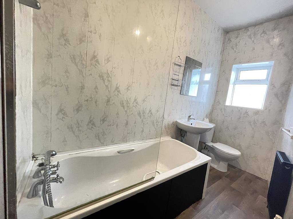 3 bedroom end terrace house For Sale in Barnoldswick - Bathroom
